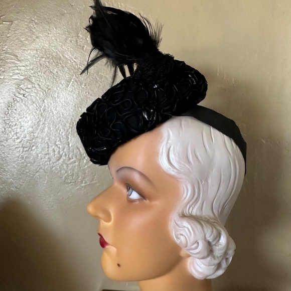 SMART 1940s\' BLACK FELT TILT HAT WITH SHINY BLACK TRIM + TALL FEATHERS main image 14